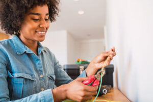 Como identificar problemas elétricos em casa