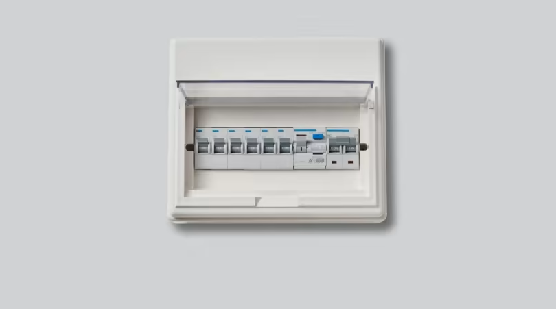 Um quadro de distribuição elétrica com um DR instalado nele