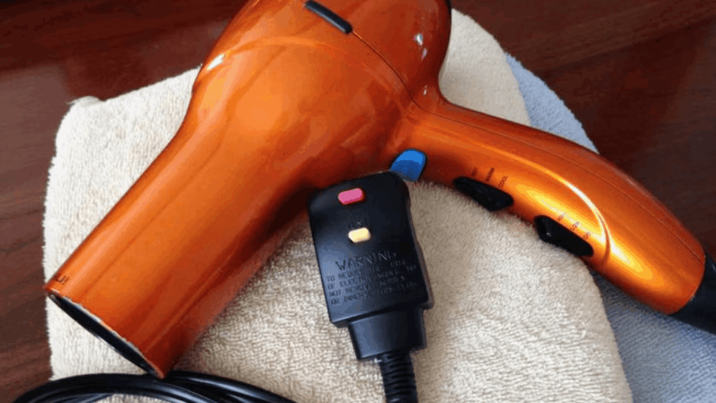Secador de cabelo na tomada