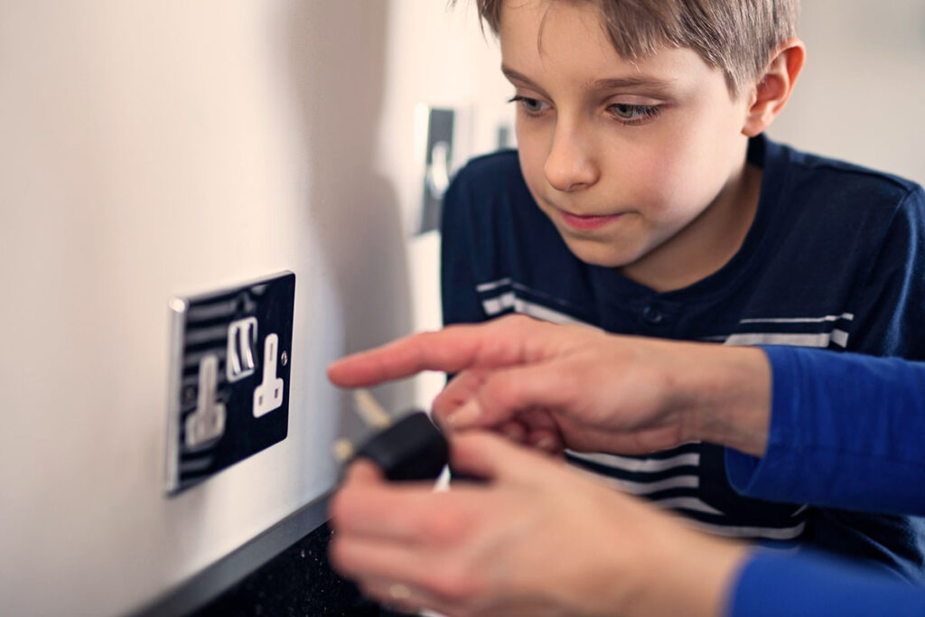 Eduque as Crianças sobre Segurança Elétrica