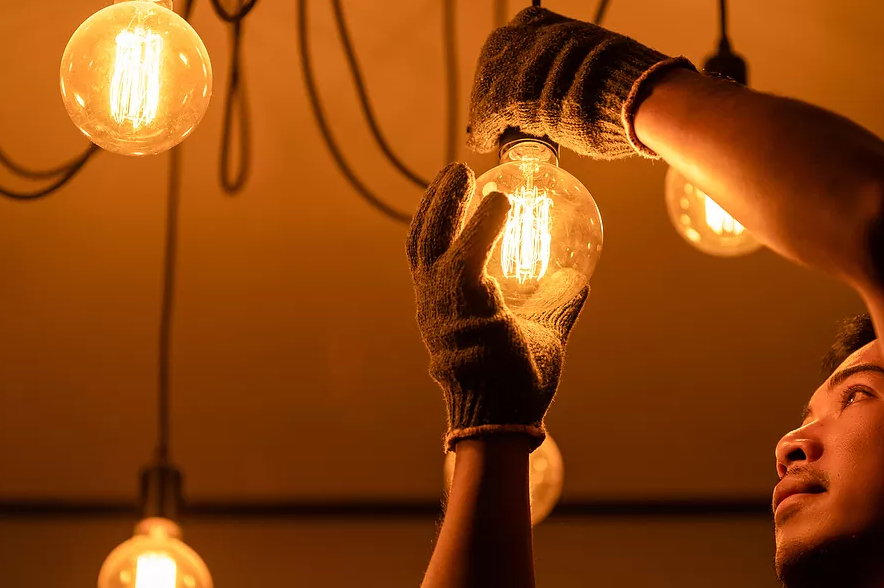 Lâmpada piscando desligada em residências e comércios