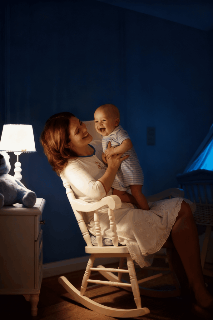 Mãe com o bebe no quarto