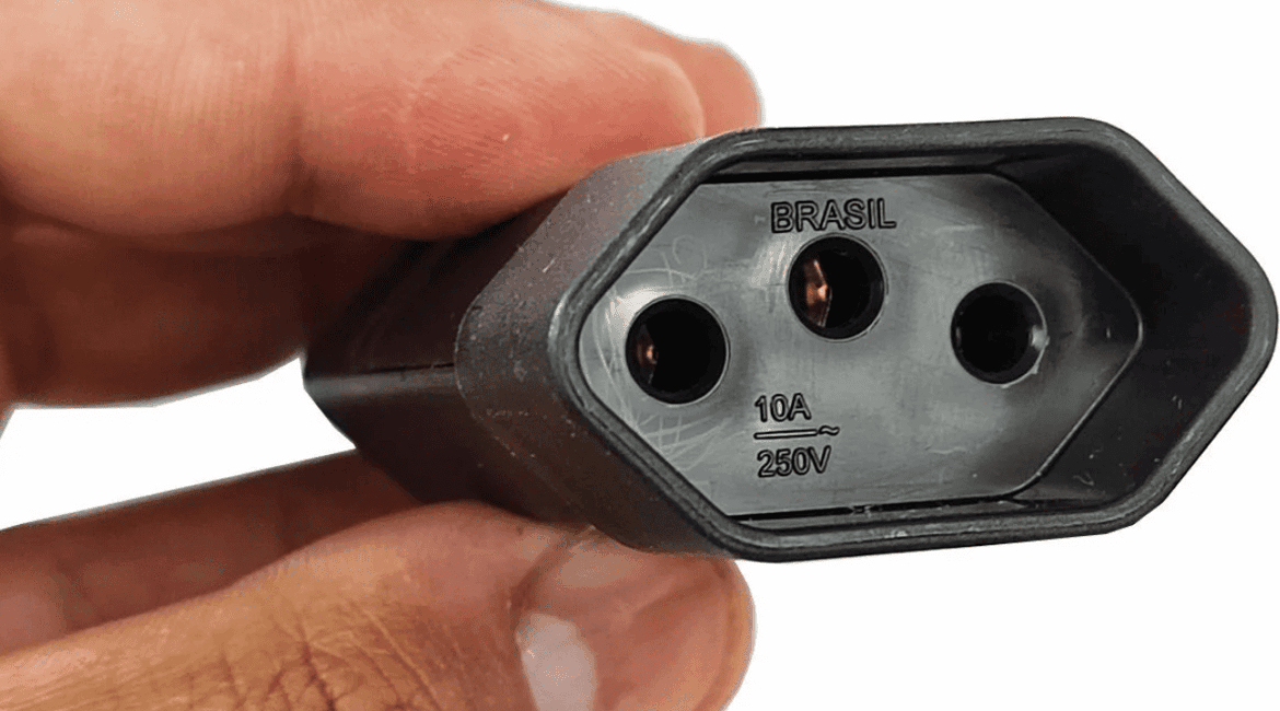 Adaptador de três pinos