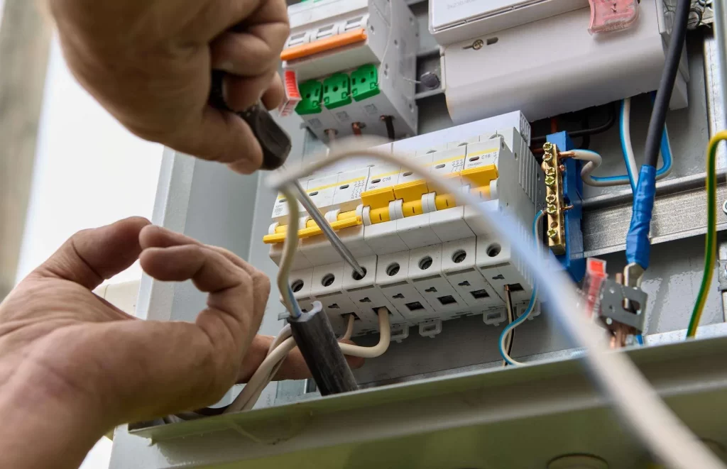 Como Instalar Dispositivos de Proteção Elétrica com Segurança