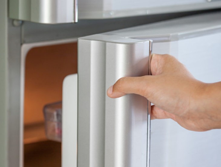 feche a porta da geladeira