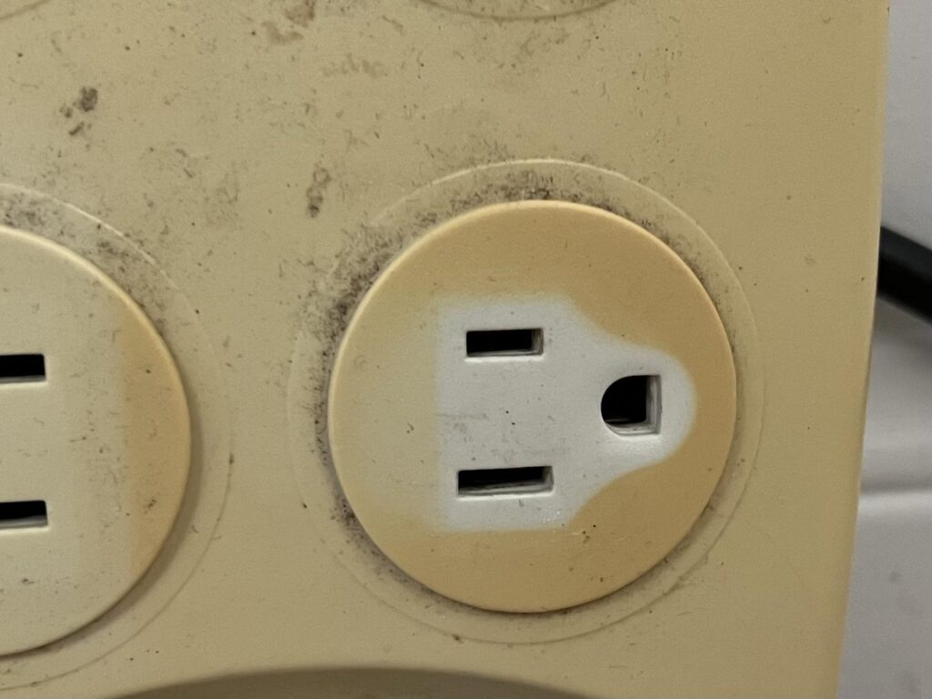 Tomada antiga e amarelada