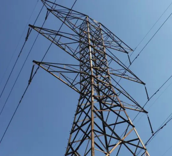 Torre de transmissão levando corrente CA