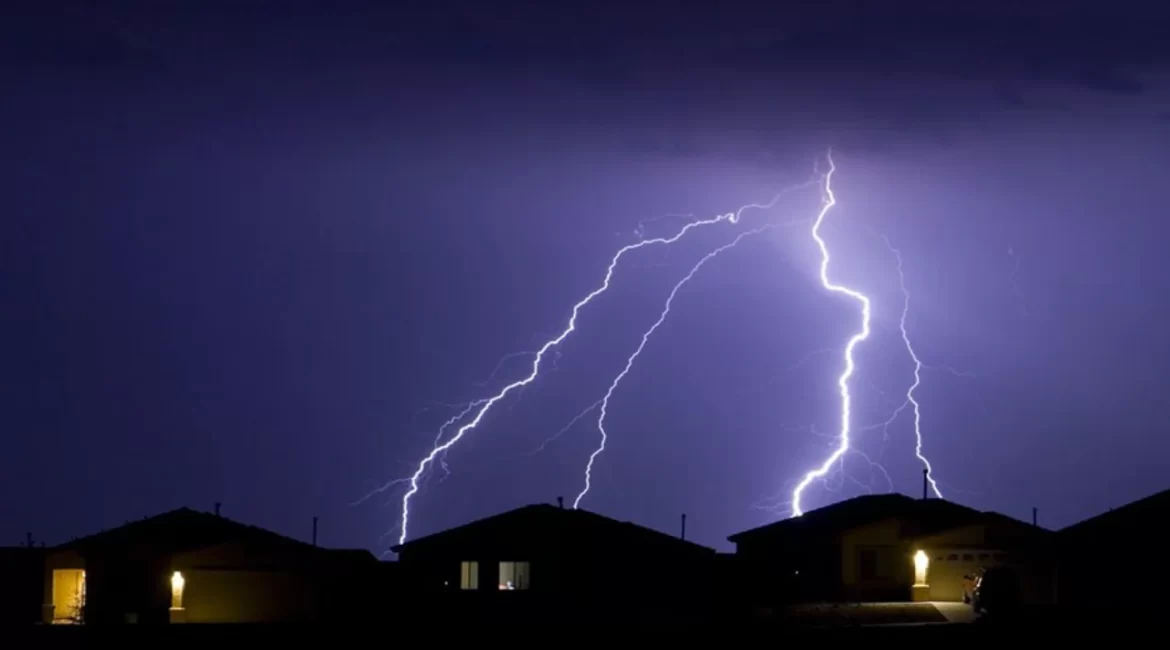 casa atingida por raio