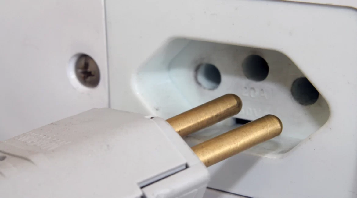 substituir tomada de dois pinos