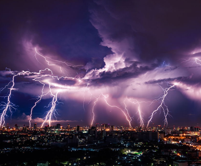 tempestade com trovao na cidade