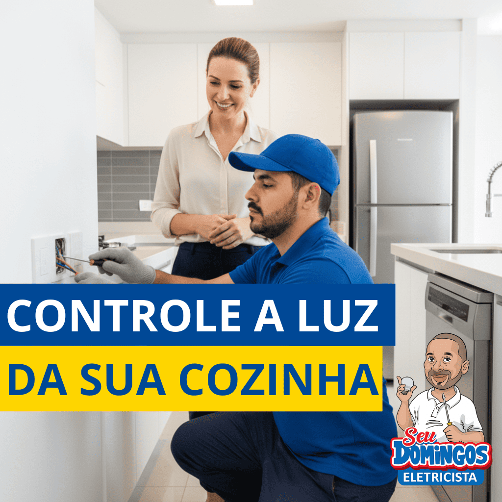 Técnico do Seu Domingos Eletricista agachado instalando interruptor inteligente na cozinha enquanto cliente observa