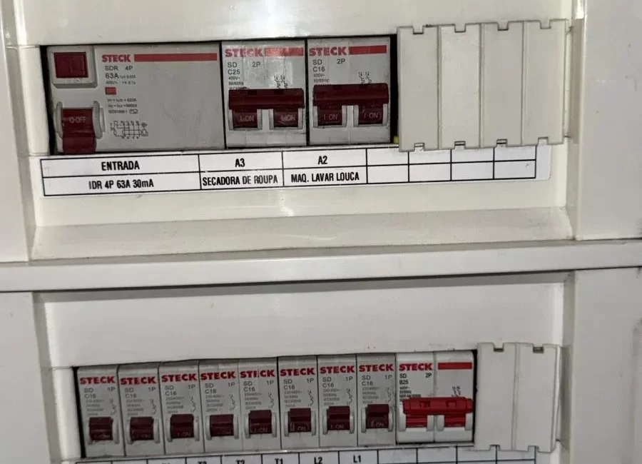DR desarmando apartamento em quadro de disjuntores enviado por cliente próximo ao Shopping Raposo Tavares, mostrando o disjuntor DR desligado por fuga de corrente elétrica