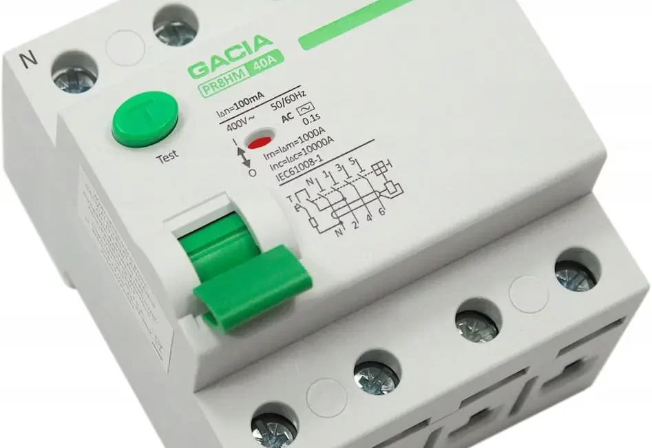 Disjuntor DR (Diferencial Residual) da marca GACIA exibido fora do quadro elétrico