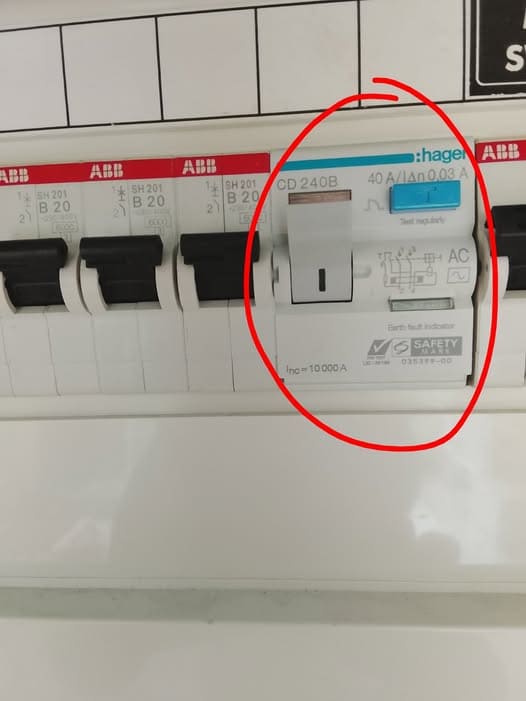 Disjuntor DR desarmado em quadro elétrico com vários disjuntores, destacado por marcação visual