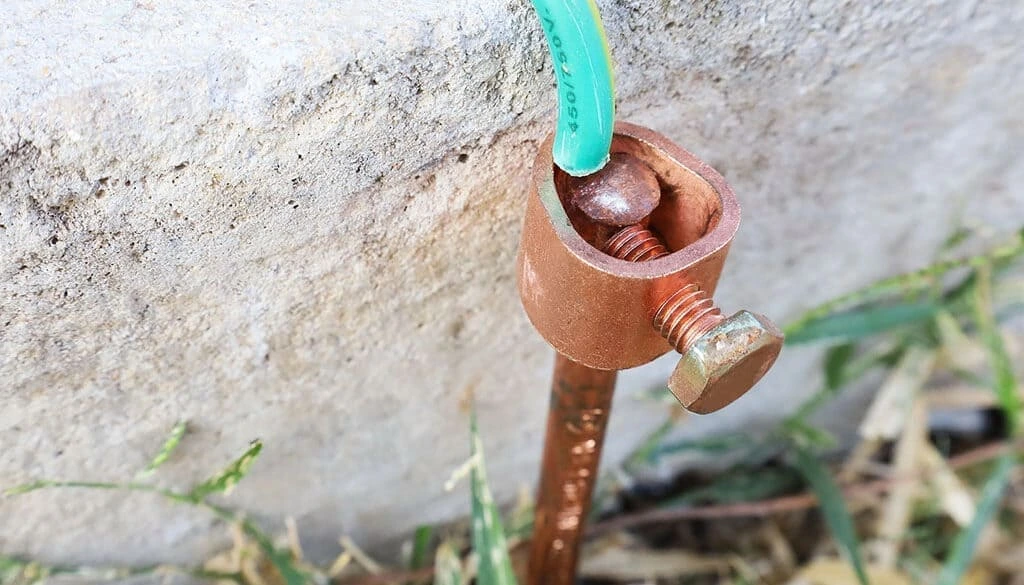 Haste de aterramento metálica instalada no solo