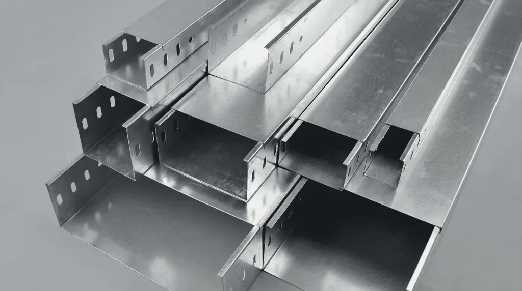 Eletrocalha lisa instalada para organização e proteção dos cabos elétricos