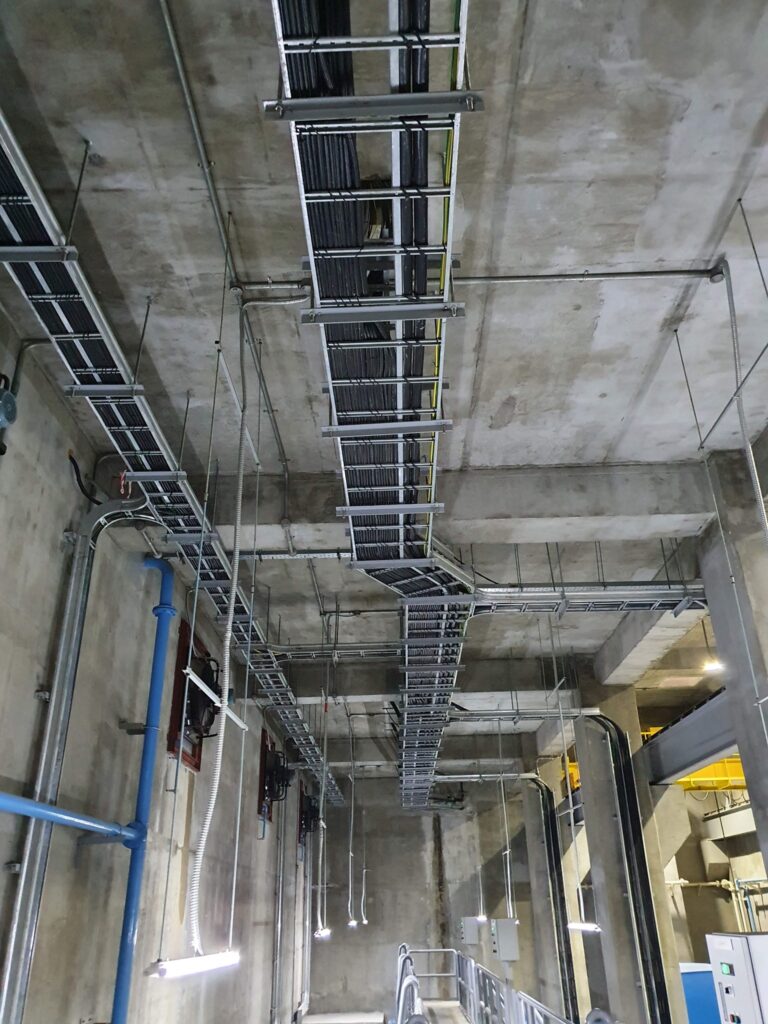 Eletrocalhas instaladas em loja comercial organizando a fiação elétrica com segurança