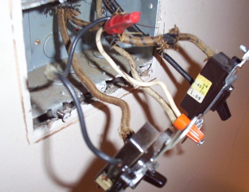 Fiação elétrica antiga e desgastada, representando risco para a segurança