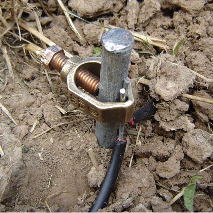 Haste de aterramento galvanizada sendo instalada no solo para sistema elétrico