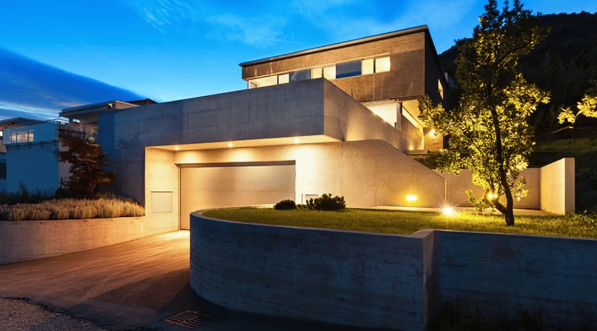 Iluminação de fachada valorizando a arquitetura com luzes externas decorativas