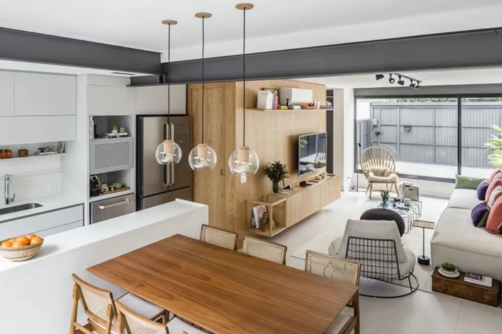 Interior de imóvel decorado com móveis e iluminação moderna