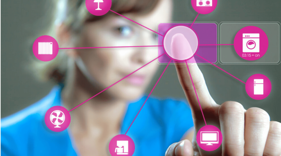 Mulher apontando para gráfico virtual de tecnologia, ilustrando instalação elétrica inteligente