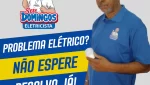 Fundador Seu Domingos Eletricista segurando lâmpada demonstrando profissionalismo