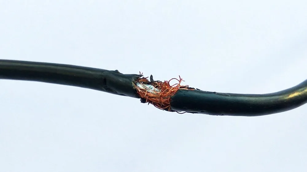 Quais são as causas de curtos-circuitos