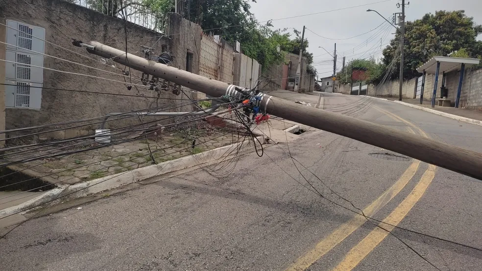 Poste caído na rua com vários fios espalhados