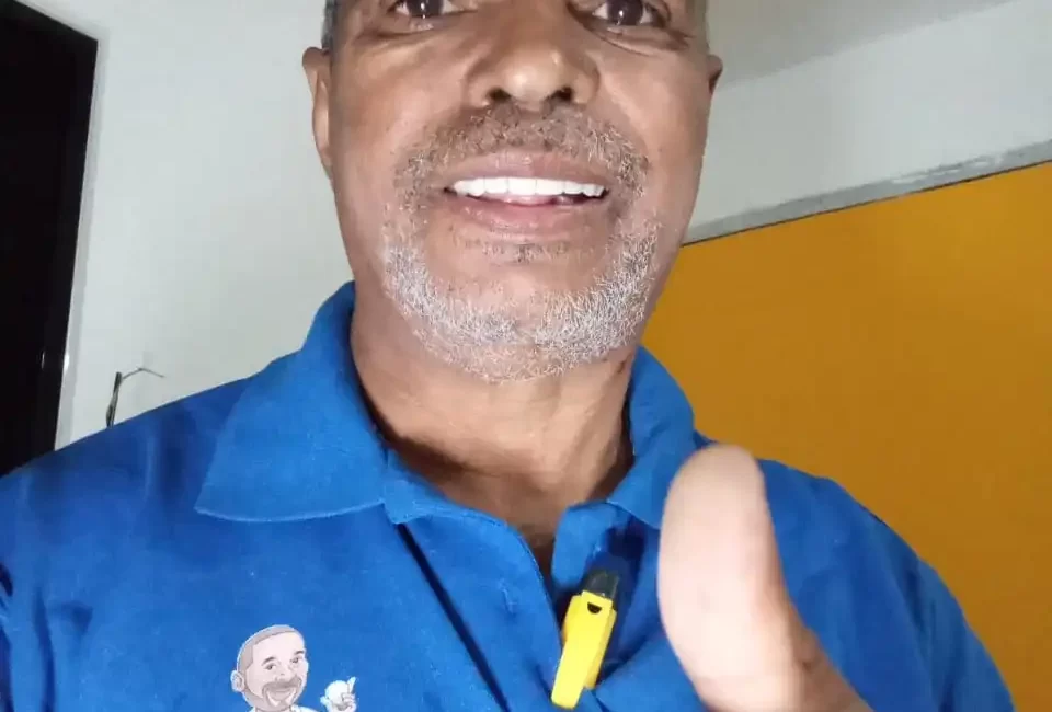 Seu Domingos Eletricista no Morumbi atendendo cliente, usando camiseta azul personalizada, especialista em serviços elétricos residenciais e comerciais na Zona Sul de São Paulo.