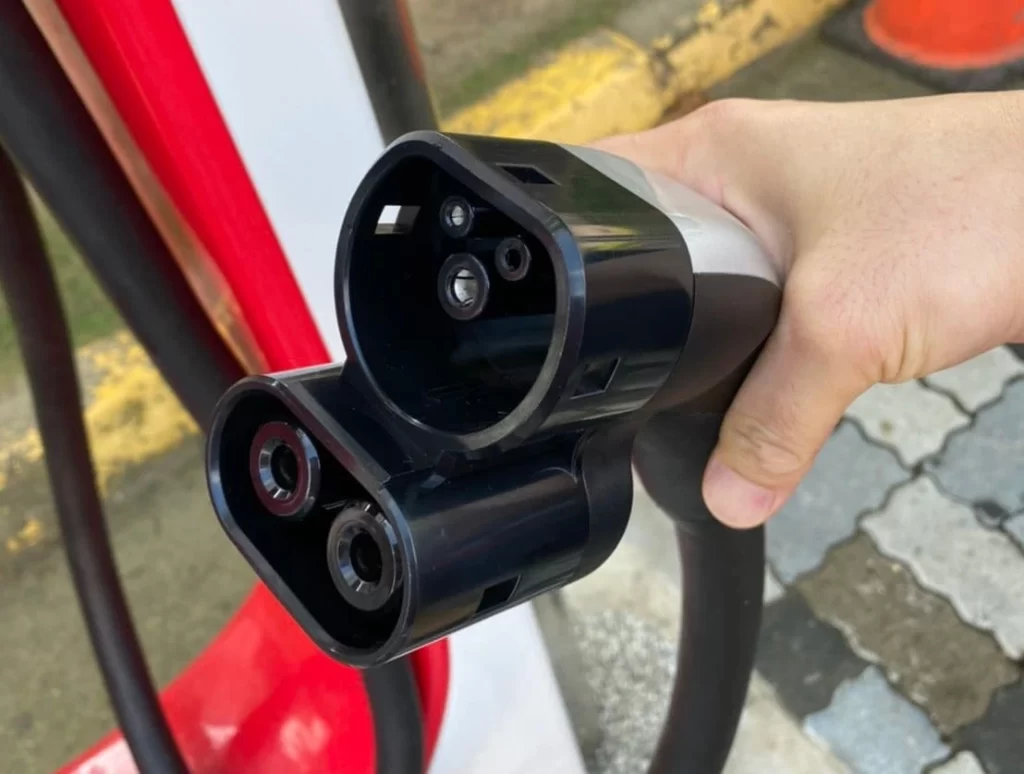 Conector Tesla Supercharger para carregamento rápido de veículos elétricos