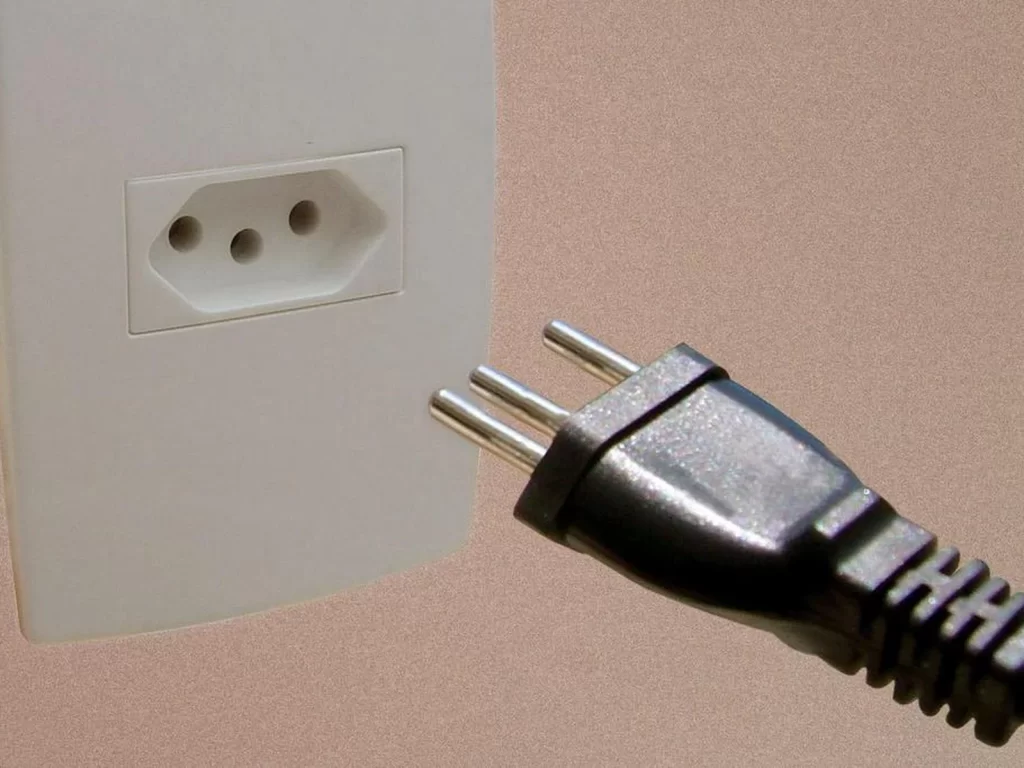 Tomada de três pinos com aterramento instalada na parede