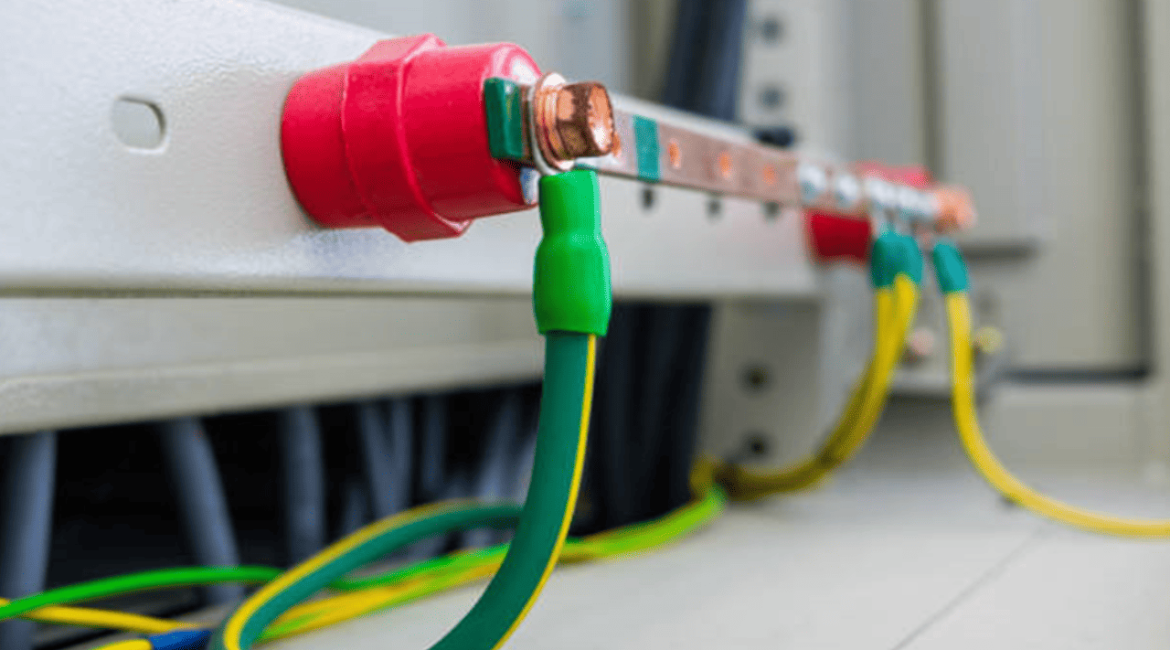 Fio de aterramento conectado ao barramento de terra em instalação elétrica residencial