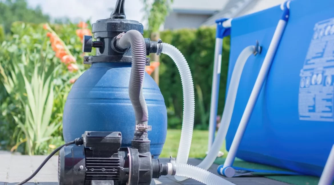 Bomba do filtro de piscina em funcionamento ao lado da piscina