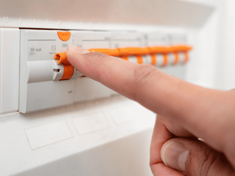 Mão armando disjuntor DR que desarma com frequência em quadro elétrico