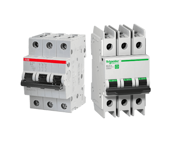 Dois disjuntores termomagnéticos lado a lado em quadro elétrico para proteção de circuitos