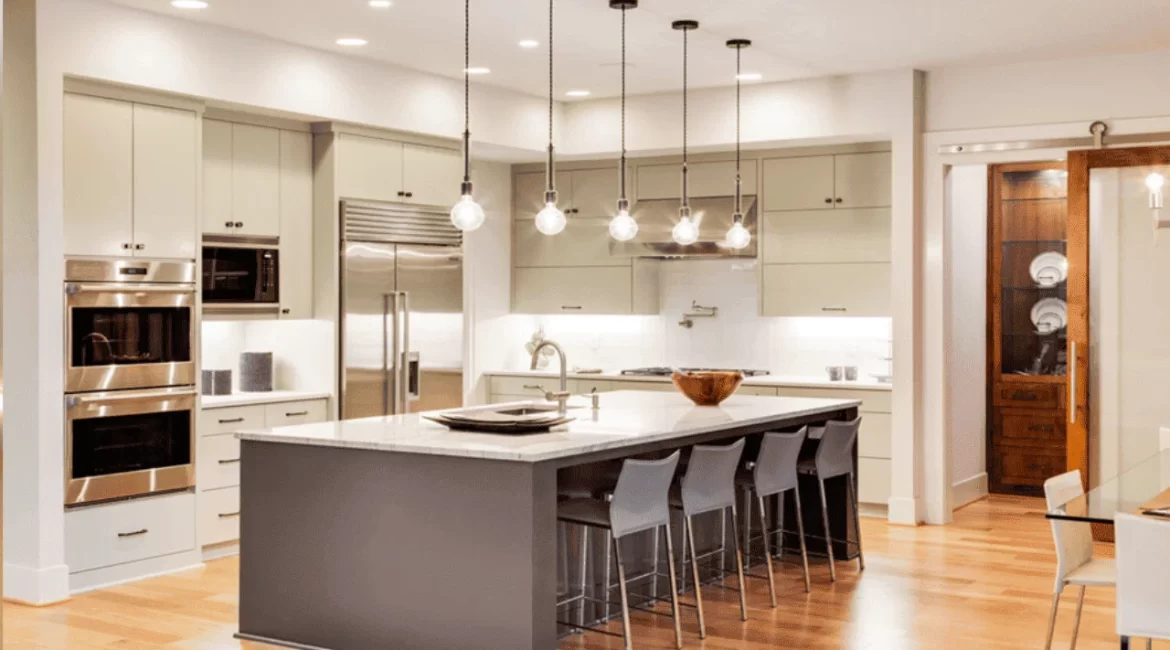 Iluminação moderna e eficiente em cozinha residencial