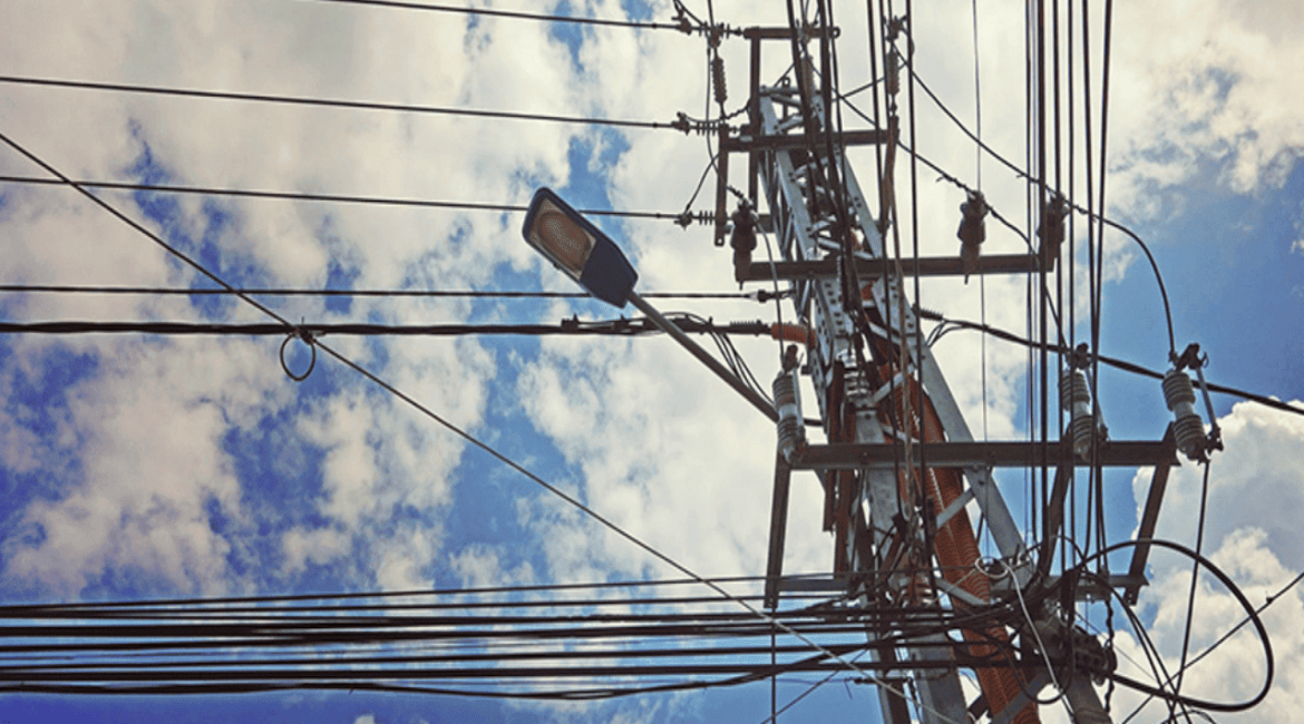 Poste utilitário com muitos fios, ilustrando os perigos elétricos