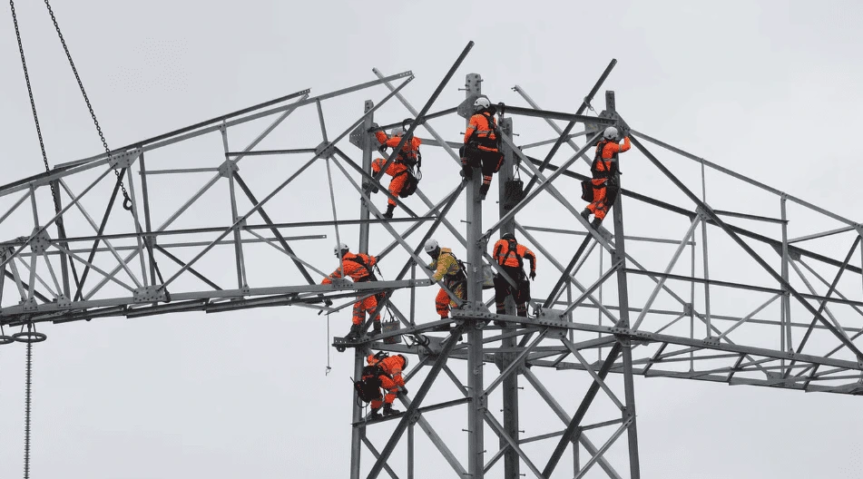 Linhas de transmissão elétrica em operação, transportando energia entre cidades