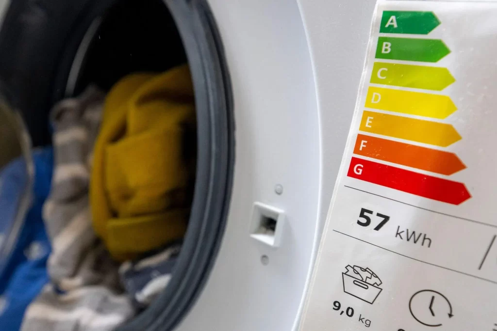 Secadora de roupas em funcionamento com alto consumo de energia elétrica