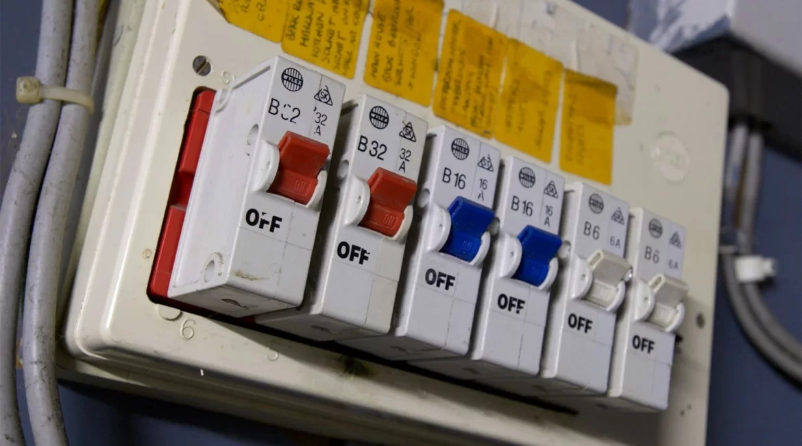 Disjuntores elétricos protegendo circuitos contra sobrecarga e curto-circuito