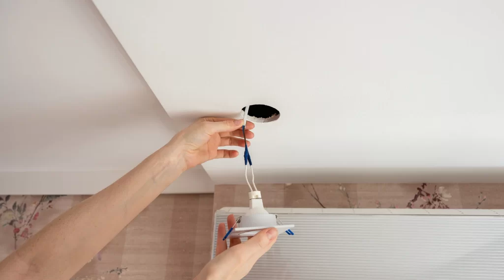 Instalação correta de luminária de teto embutida em forro com ligação elétrica segura