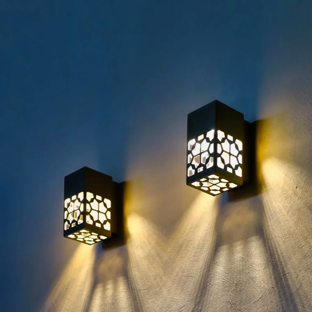 Luminária de parede moderna instalada no exterior, iluminando áreas externas com estilo e eficiência