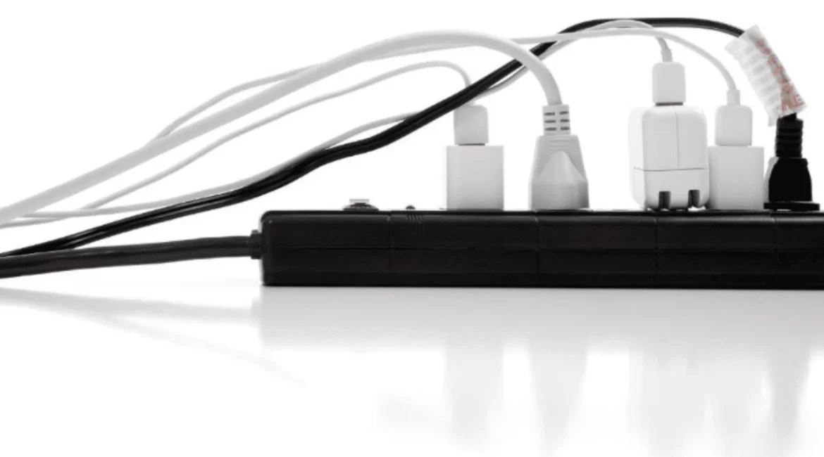 Protetor contra surtos instalado para proteger equipamentos elétricos