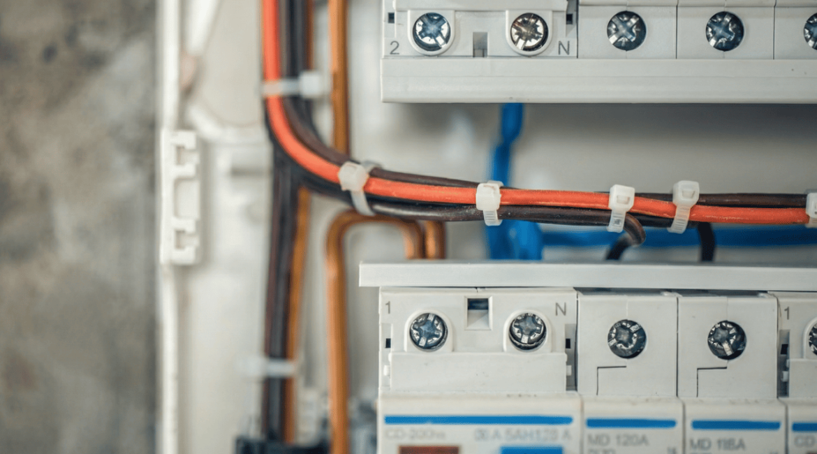 Painel elétrico residencial com disjuntores e sistema de proteção instalado