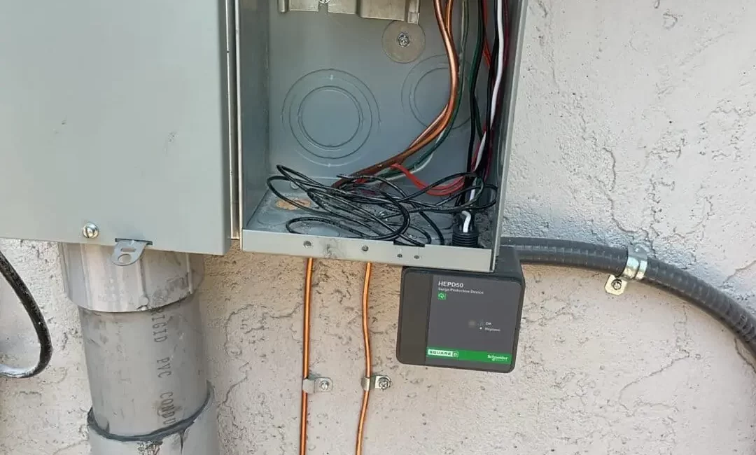 Equipamento protetor de surto instalado em quadro elétrico residencial
