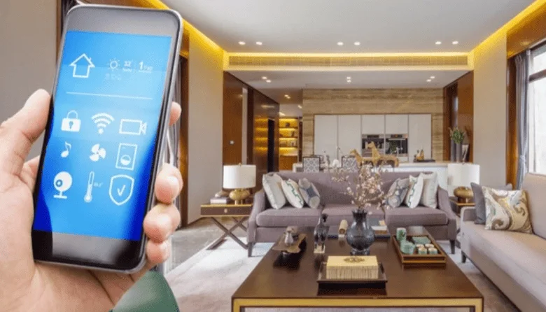 Homem usando celular para controlar a iluminação da sala com dispositivos inteligentes