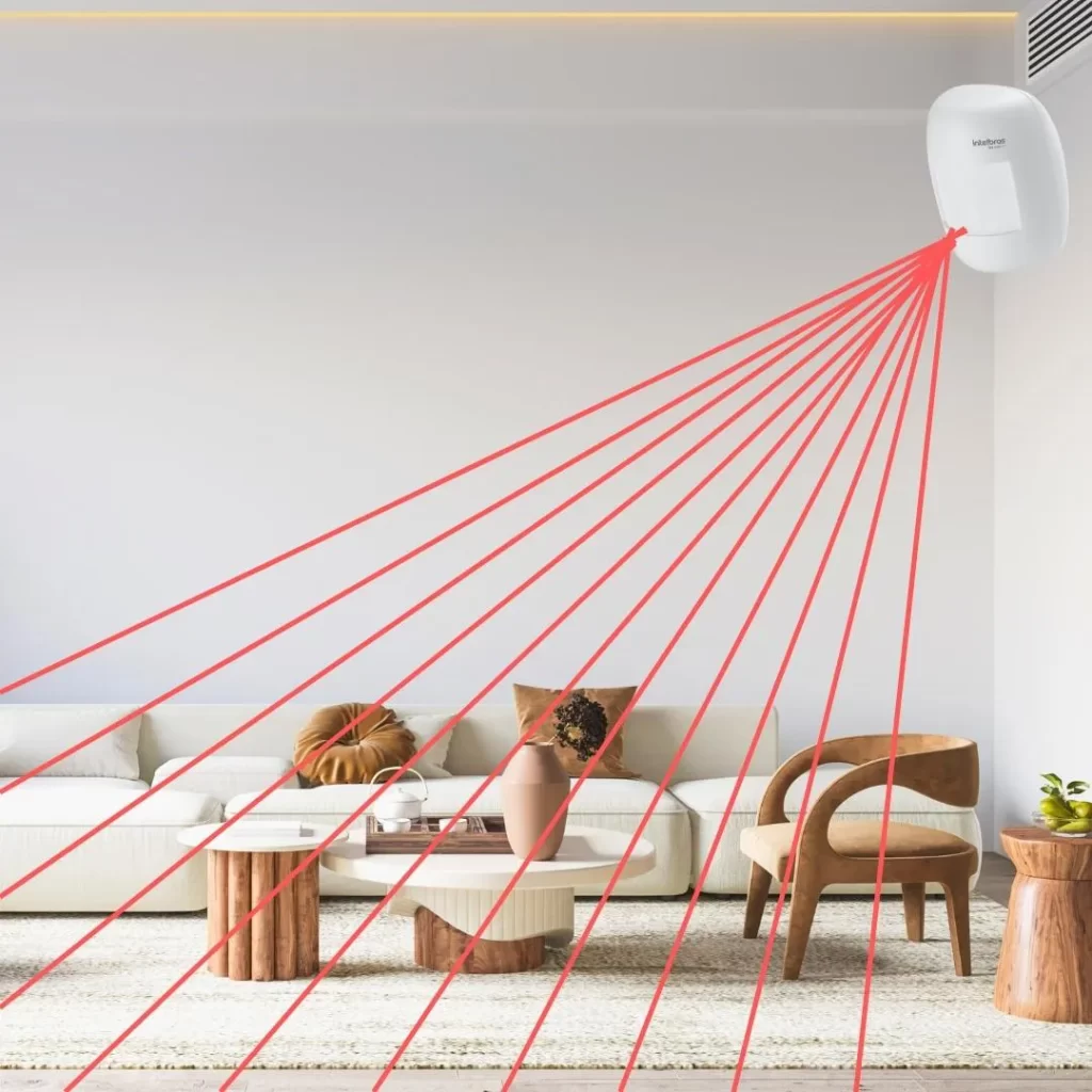 Sensor de movimento infravermelho passivo Intelbras instalado em ambiente