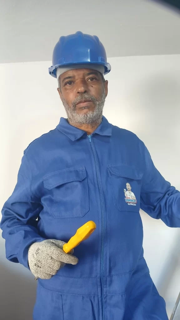 Seu Domingos Eletricista uniformizado preparando a instalação de plafons de iluminação em residência em São Paulo