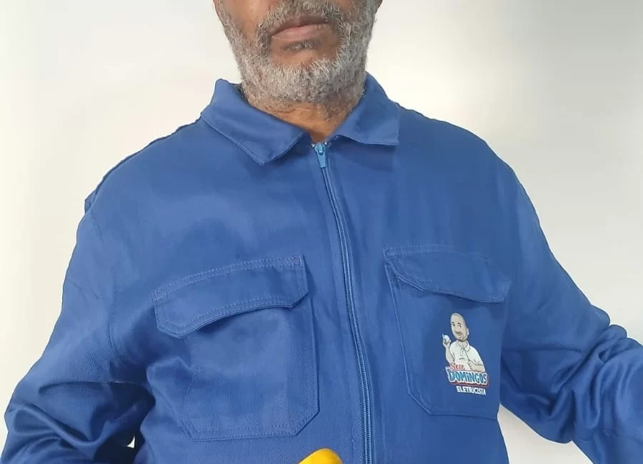 Seu Domingos Eletricista uniformizado preparando a instalação de plafons de iluminação em residência em São Paulo